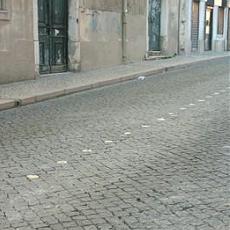 Using Portuguese paving to deliniate the centre of the road, Lisbon